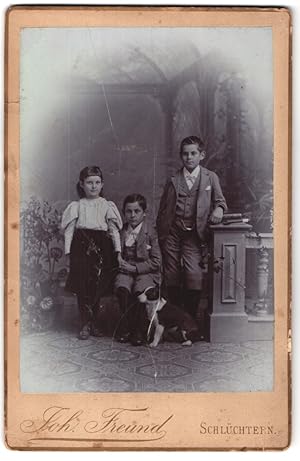 Bild des Verkufers fr Fotografie Joh. Freund, Schlchtern, Zwei Jungen udn ein Mdchen mit kleinem Hund zum Verkauf von Bartko-Reher