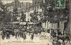 Bild des Verkufers fr Ansichtskarte / Postkarte Vincennes Val de Marne, Rue de Paris, La rentree de l'artillerie apres une revue zum Verkauf von akpool GmbH