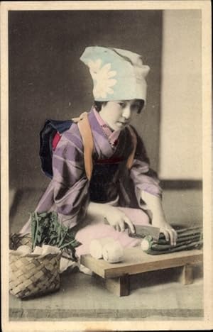 Immagine del venditore per Ansichtskarte / Postkarte Japan, Mdchen im Kimono beim Gemseschneiden venduto da akpool GmbH