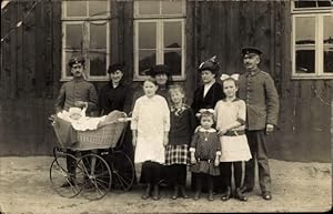 Foto Ansichtskarte / Postkarte Deutsche Soldaten in Uniformen, Kinder, Kinderwagen, Frauen