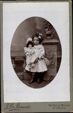 Foto Standportrait, Kleines Mädchen mit Puppe - Foto-Studio/-Atelier: F. De Bremaecker, Brüssel