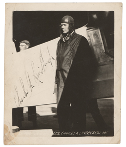 Portraitphoto mit eigenh. U. (Charles A. Lindbergh").
