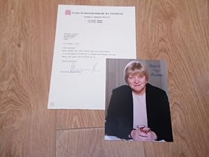 Immagine del venditore per Typed Letter from Mo Mowlam on Her Official Letterheaded Notepaper venduto da Dublin Bookbrowsers