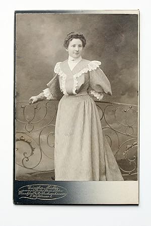 Bild des Verkufers fr Originalfotografie schchterne junge Dame "Lieschen" um 1900 zum Verkauf von Versandantiquariat Hsl