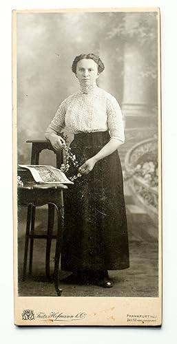 Bild des Verkufers fr Originalfotografie Standportrt Junge Dame um 1900 zum Verkauf von Versandantiquariat Hsl