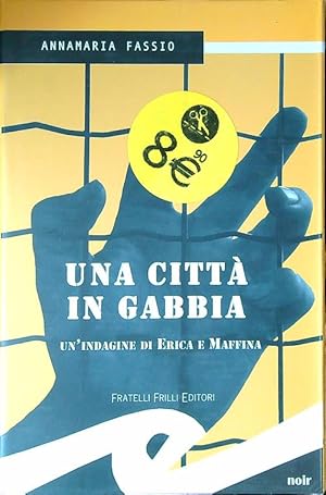 Bild des Verkufers fr Una citta' in gabbia. Un'indagine di Erika e Maffina zum Verkauf von Librodifaccia