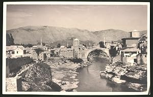 Fotografie unbekannter Fotograf, Ansicht Mostar, Altstadt mit Brücke Stari Most