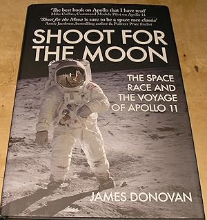 Imagen del vendedor de Shoot for the Moon: The Space Race and the Voyage of Apollo 11 a la venta por powellbooks Somerset UK.