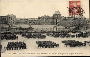 Seller image for Ansichtskarte / Postkarte Versailles Yvelines, Revue Hoche, Vue d'ensemble des troupes de la garnison un jour de Revue for sale by akpool GmbH