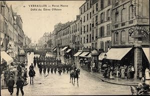 Seller image for Ansichtskarte / Postkarte Versailles Yvelines, Revue Hoche, Defile des Eleves Officiers for sale by akpool GmbH