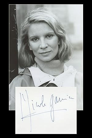 Bild des Verkufers fr Nicole Garcia - Page signe + Photo - Paris 1987 zum Verkauf von PhP Autographs