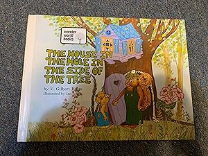Image du vendeur pour THE HOUSE IN THE HOLE IN THE SIDE OF THE TREE mis en vente par Betty Mittendorf /Tiffany Power BKSLINEN