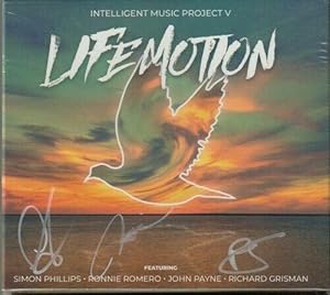 Imagen del vendedor de Intelligent Music Project V : Life Motion. CD Digipack sign en couverture par Simon Phillips, Richard Grisman et Ronnie Romero a la venta por Librairie Victor Sevilla