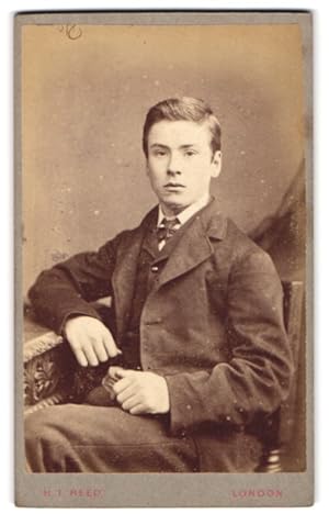 Bild des Verkufers fr Photo Henry T. Reed, London, 16, Tottenham Court Road, Portrait junger Mann in zeitgenssischer Kleidung zum Verkauf von Bartko-Reher