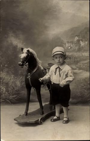 Foto Ansichtskarte / Postkarte Kleiner Junge mit Schaukelpferd, Portrait