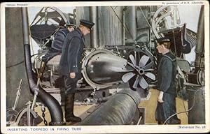 Ansichtskarte / Postkarte Inserting Torpedo in firing Tube, Royal Navy