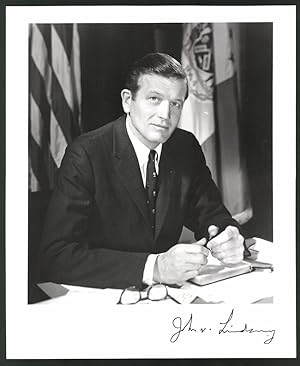 Fotografie Original Autograph John v. Lindsay, 1966-1973 Bürgermeister von New York, Beiliegend z...