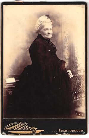 Photo Sarony, Scarborough, Portrait ältere Dame im Kleid mit Haube