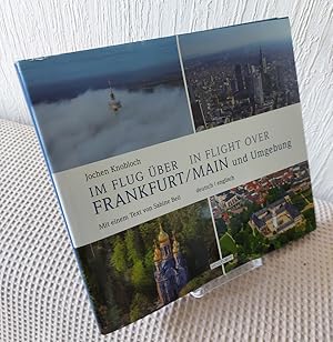 Immagine del venditore per Im Flug ber Frankfurt, Main und Umgebung = In fligth over Frankfurt, Main. [Text deutsch / englisch] Jochen Knobloch ; mit einem Text von Sabine Beil ; bersetzung: Martin Tmmler venduto da Versandantiquariat Ottomar Khler