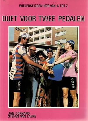 Imagen del vendedor de Duet voor twee pedalen. Wielerseizoen 1979 van A tot Z. a la venta por Antiquariaat van Starkenburg