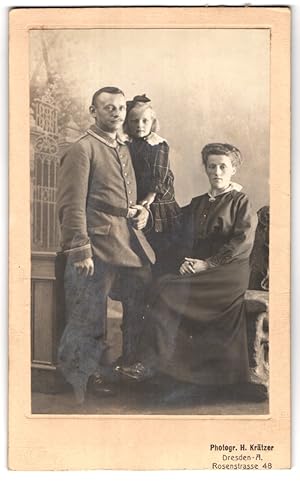 Bild des Verkufers fr Fotografie Hermann Krtzer, Dresden-A, Rosenstrasse 48, Portrait Soldat in Uniform mit Frau und Tochter zum Verkauf von Bartko-Reher