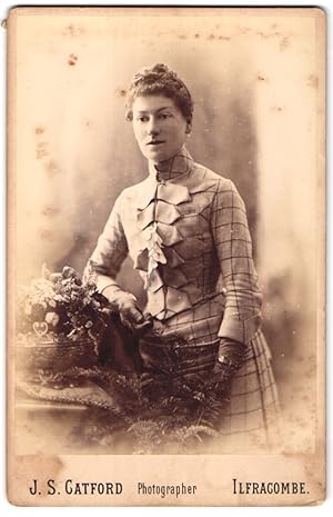 Photo J. S. Catford, Ilfracombe, Portrait junge Dame im modischen Kleid