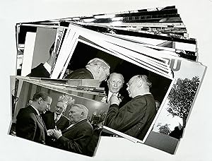 61 Originalfotografien in Schwarz-Weiß, teilweise verso mit Atelierstempel "Pressefoto Weingart B...