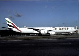 Bild des Verkufers fr Ansichtskarte / Postkarte Passagierflugzeug Vereinigte Arabische Emirate, Emirates, Airbus A340 541, A6 ERB Cn457 zum Verkauf von akpool GmbH