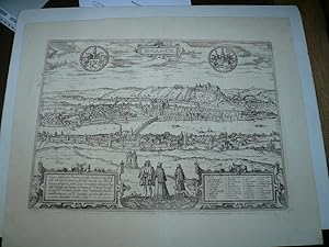 Bild des Verkufers fr Passau, anno 1576, "Passaw". Gesamtansicht. Radierung nach L. L. Abent, 1576, (aus dem Stdtebuch von J. Janssonius, 1657). Mit 3 Rollwerkskartuschen, 2 Wappen und Trachtenstaffage. 36,5:50 cm. Koeman IV, 3326; Fauser 10674. - Abdruck von der Braun-Hogenberg-Platte. Rckentext zweispaltig und mit Pag. 112. - Gereinigt u. stabilisiert, dabei Bugeinriss an beiden Enden bis in den Bildrand restauriert; vereinzelt noch leicht fleckig. zum Verkauf von Hammelburger Antiquariat