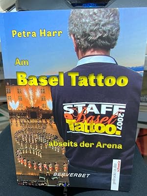 Bild des Verkufers fr Am Basel Tattoo abseits der Arena. Petra Harr. [Ill.: R. E. Singer] zum Verkauf von bookmarathon