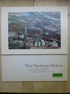 Bild des Verkufers fr ber Hamburgs Dchern: Sechs herrliche Luftbildaufnahmen der Hansestadt. zum Verkauf von Antiquariat Steinwedel
