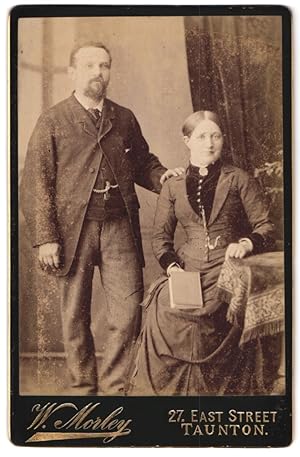Photo W. Morley, Taunton, 27, East Street, Portrait bürgerliches Paar in modischer Kleidung