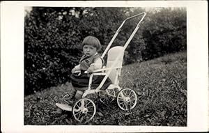 Foto Ansichtskarte / Postkarte Kleinkind in einem Sportwagen, Kinderwagen