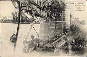 Ansichtskarte / Postkarte Les Ponts de Cé Maine et Loire, Eisenbahnunglück 1907, on releve les re...