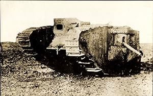 Foto Ansichtskarte / Postkarte Erbeuteter zerstörter britischer Panzer, I. WK