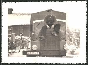 Image du vendeur pour Fotografie Lastwagen Horch H4, Kraftfahrer auf Motorhaube sitzend mis en vente par Bartko-Reher