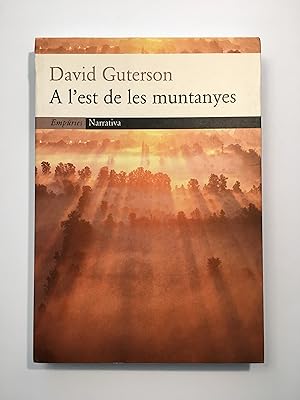 Imagen del vendedor de A l'est de les muntanyes a la venta por SELECTA BOOKS