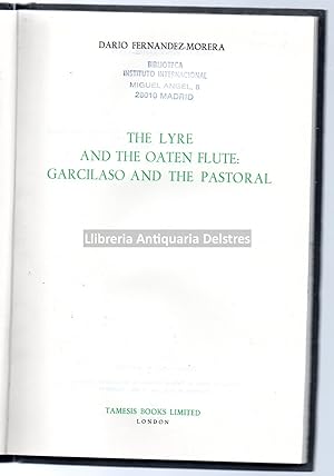 Imagen del vendedor de The lyre and the Oaten flute: Garcilaso and the pastoral. [Dedicatoria autgrafa y firma del autor]. a la venta por Llibreria Antiquria Delstres