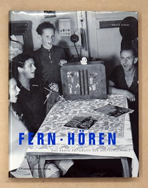 Bild des Verkufers fr Fern-Hren. Das Radio-Fotobuch der Deutschschweiz. zum Verkauf von antiquariat peter petrej - Bibliopolium AG