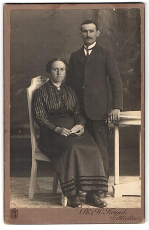 Bild des Verkufers fr Fotografie Ph., W. Freund, Schlchtern, Portrait eines elegant gekleideten Paares zum Verkauf von Bartko-Reher