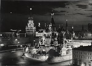 Die Basilius-Kathedrale am Roten Platz in Moskau bei Nacht.