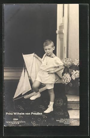Bild des Verkufers fr Ansichtskarte frech blickender Prinz Wilhelm als Bube mit einem Modellsegelboot zum Verkauf von Bartko-Reher