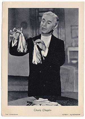 Fotokarte Foto United Artists Charly Chaplin Filmszene mit Fisch. Randhinweise unten: Foto: Unite...