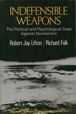 Bild des Verkufers fr Indefensible Weapons: Political and Psychological Case Against Nuclearism zum Verkauf von WeBuyBooks