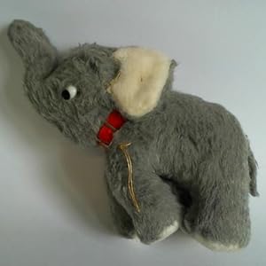 Elefant mit erhobenem Rüssel und rotem Halsband