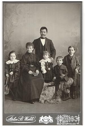Bild des Verkufers fr Fotografie B. Wehle, Dresden, Marienstrasse 44, gemischte Gefhle beim Familienfoto zum Verkauf von Bartko-Reher