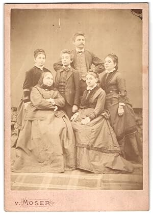 Bild des Verkufers fr Fotografie v. Moser, Wien-Floridsdorf, Portrait einer Familie in eleganter Kleidung, 3 Generationen zum Verkauf von Bartko-Reher