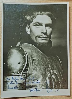 Signed black & white photo of Lawrence Olivier in armour - "Hotspur".