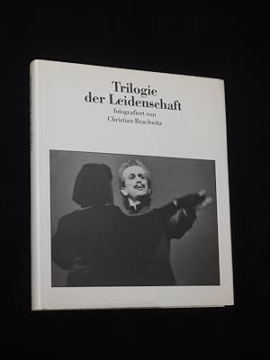 Bild des Verkufers fr Trilogie der Leidenschaft. Medea von Euripides - Stella von Goethe - Totentanz von Strindberg in Inszenierungen des Deutschen Theaters. Regie: Alexander Lang, Bhnenbild und Kostme: Volker Pfller, fotografiert von Christian Brachwitz, eingeleitet und herausgegeben von Martin Linzer. Mit einem Essay "ber Theaterfotografie" von Ilse Galfert zum Verkauf von Fast alles Theater! Antiquariat fr die darstellenden Knste