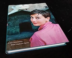 Immagine del venditore per Audrey Hepburn, Elegant Spirit venduto da Denton Island Books